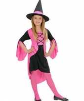 Foute heksenkleren meisje in het roze kleding